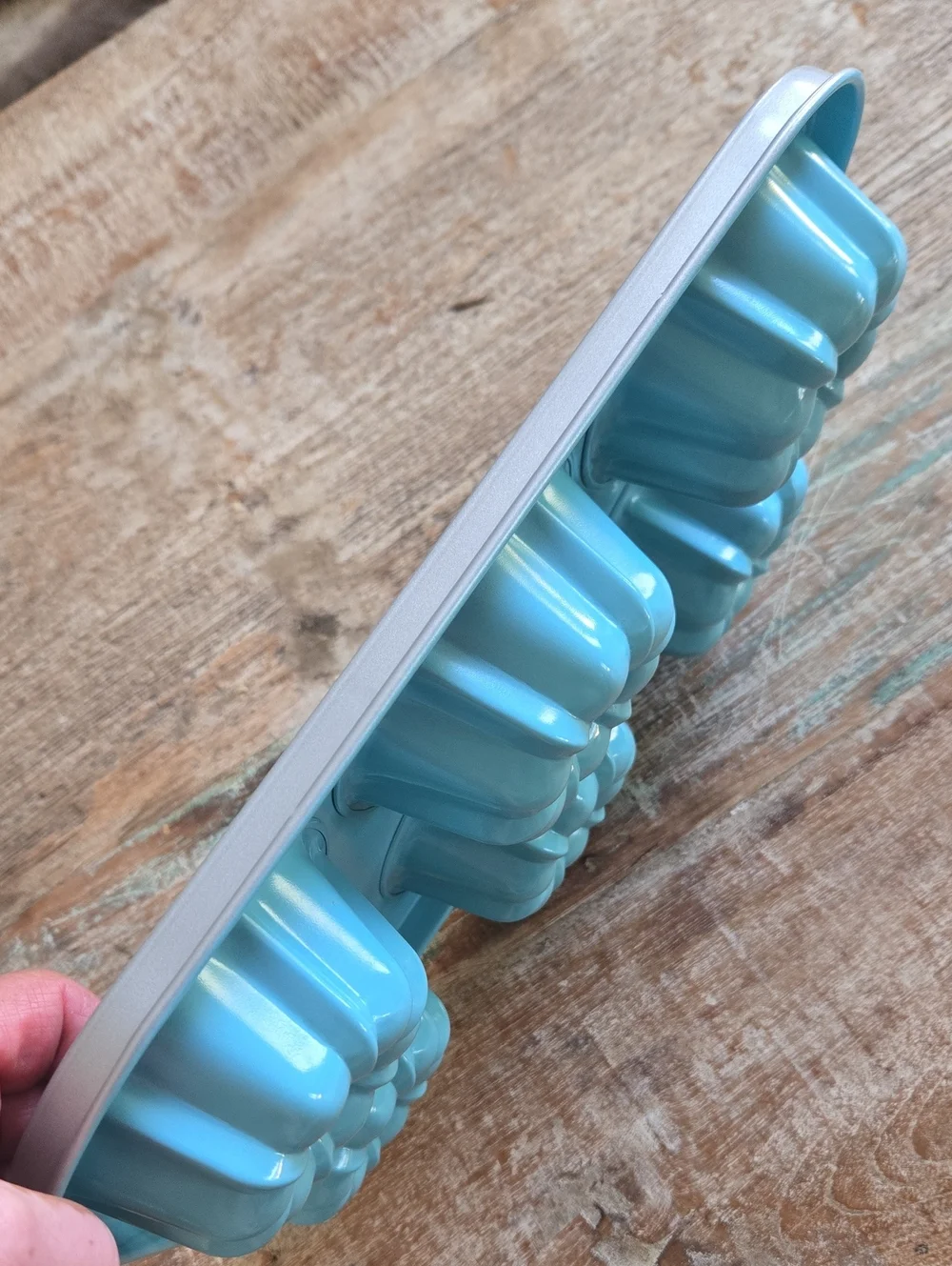 Like New Pampered Chef Mini Fluted Cake Pan 1602 Teal Blue 6 Cavity. (BIN 010)
